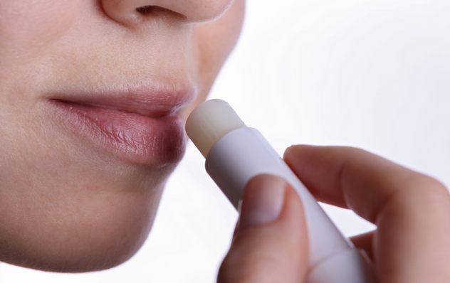 ما هي أفضل الطرق للوقاية من تقشر الشفاه؟